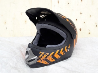 Junior helma - černá s oranžovou grafikou