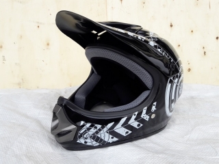 Junior helma - černá s bílou grafikou