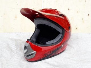 Dětská helma - červená s černou grafikou