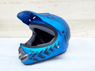 Junior helma - modrá s černou grafikou